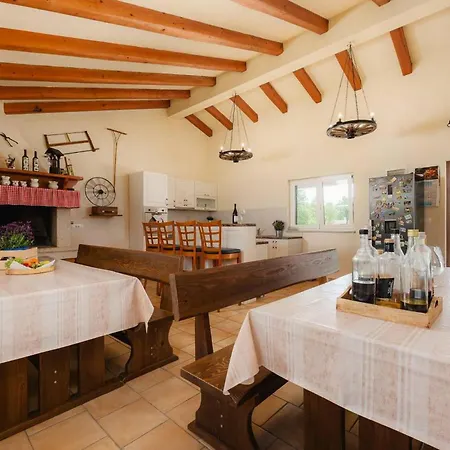 Nela Vikendica Labin (Istria)